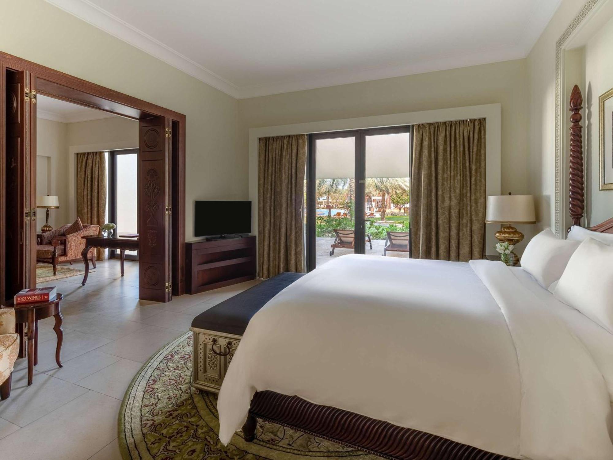 Sofitel Bahrain Zallaq Thalassa Sea & Spa Manama Extérieur photo A bedroom at the Jumeirah Royal Mirage