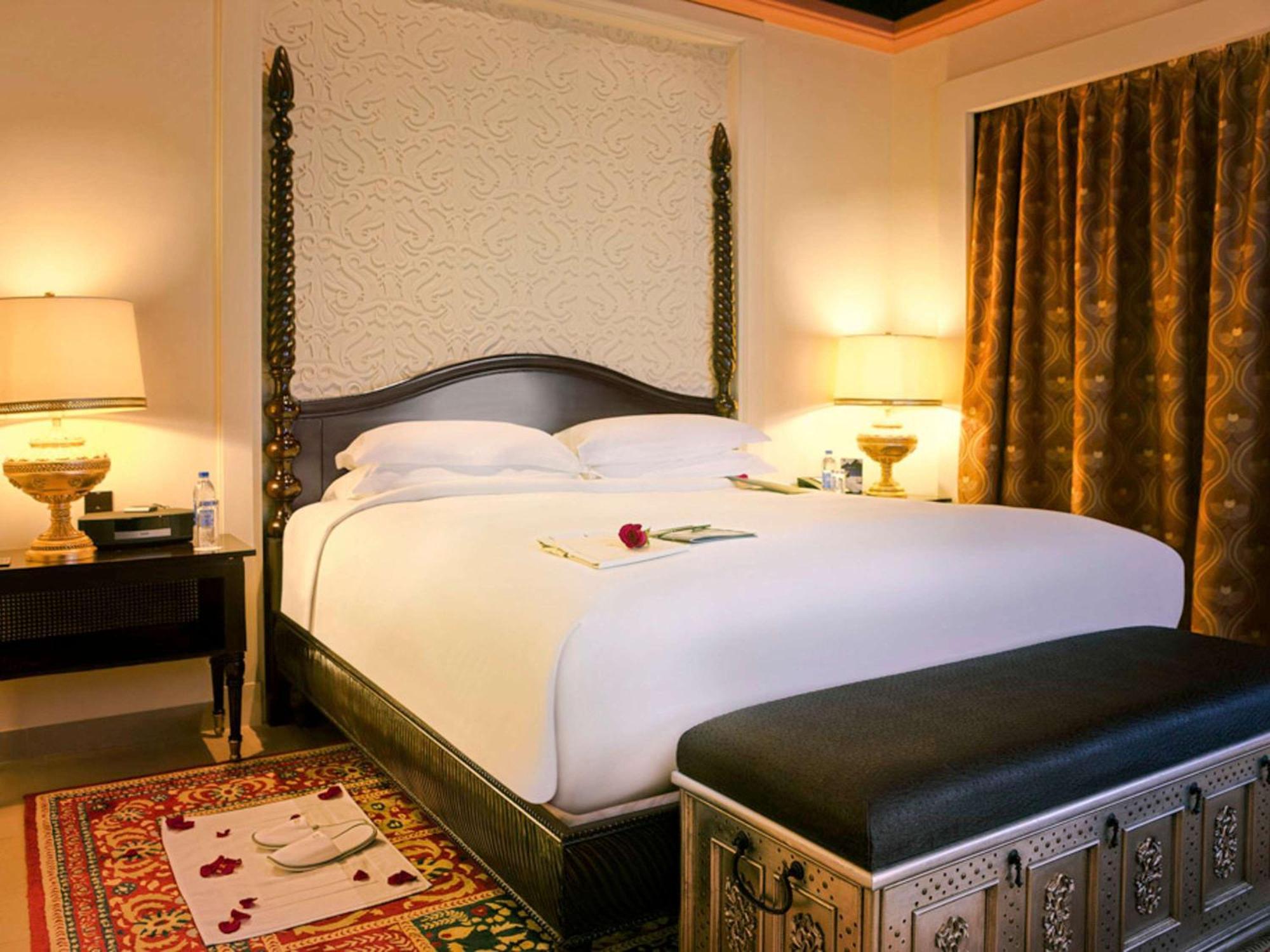 Sofitel Bahrain Zallaq Thalassa Sea & Spa Manama Extérieur photo A bedroom at the Taj Mahal Palace