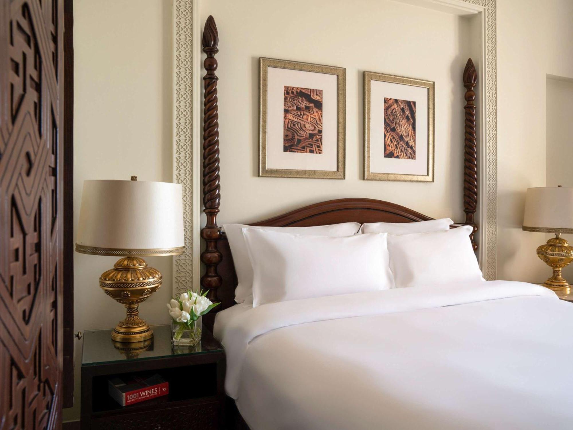 Sofitel Bahrain Zallaq Thalassa Sea & Spa Manama Extérieur photo A bedroom at the Four Seasons Hotel