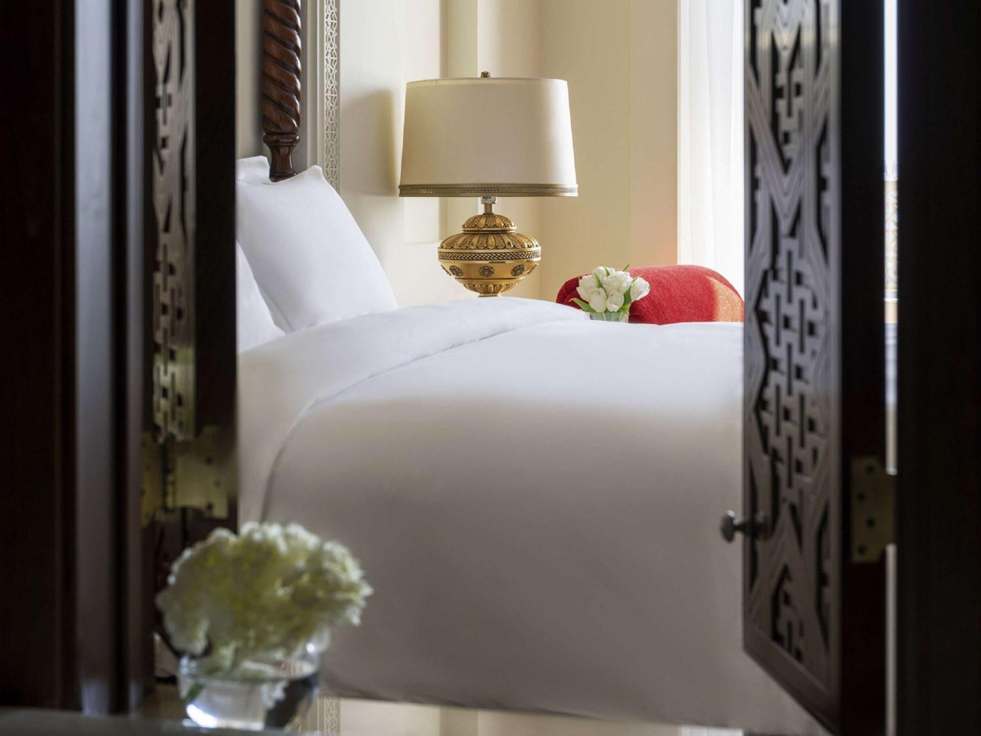 Sofitel Bahrain Zallaq Thalassa Sea & Spa Manama Extérieur photo A guest room at the Four Seasons Hotel