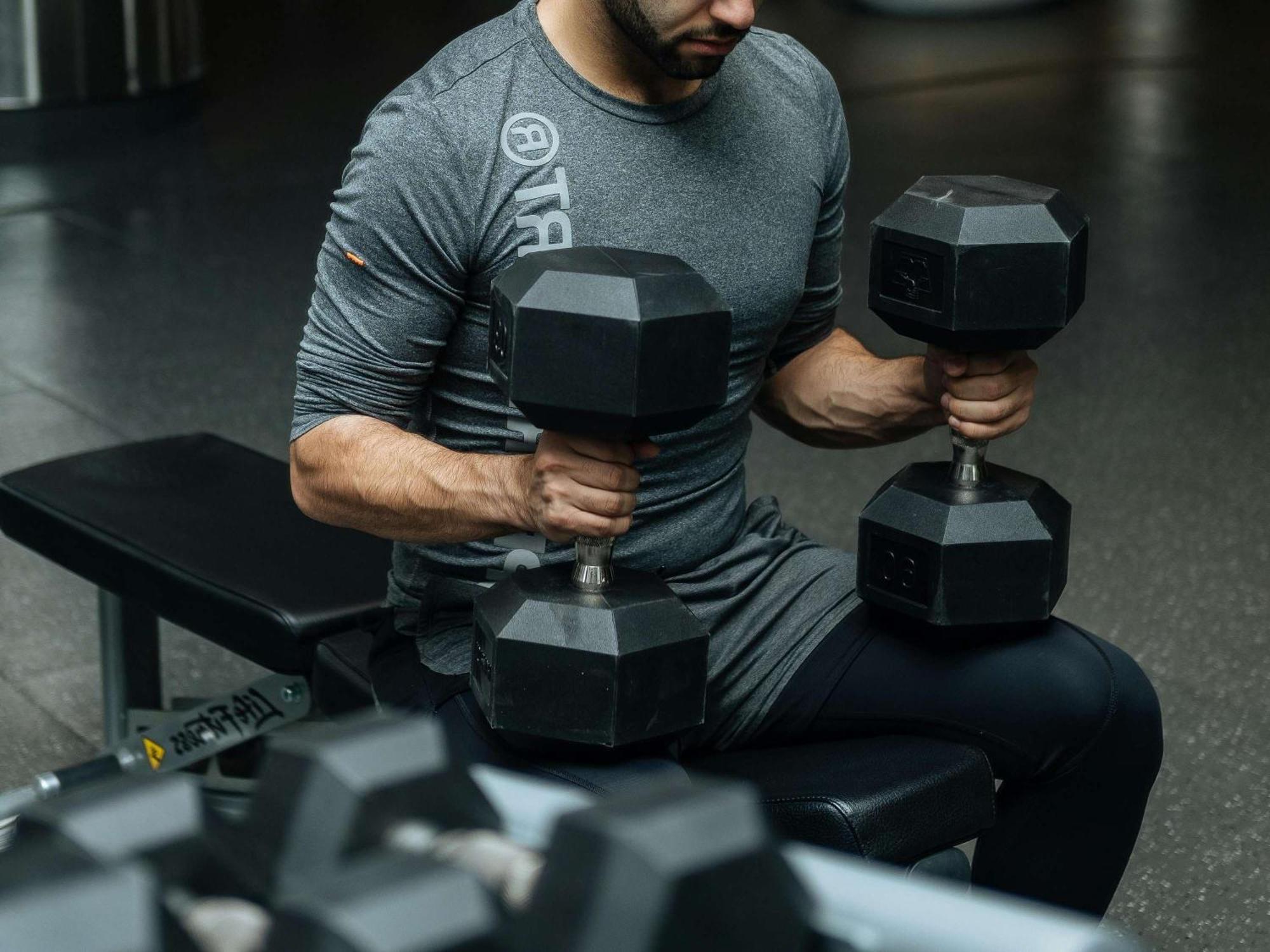Sofitel Bahrain Zallaq Thalassa Sea & Spa Manama Extérieur photo A bodybuilder training with dumbbells