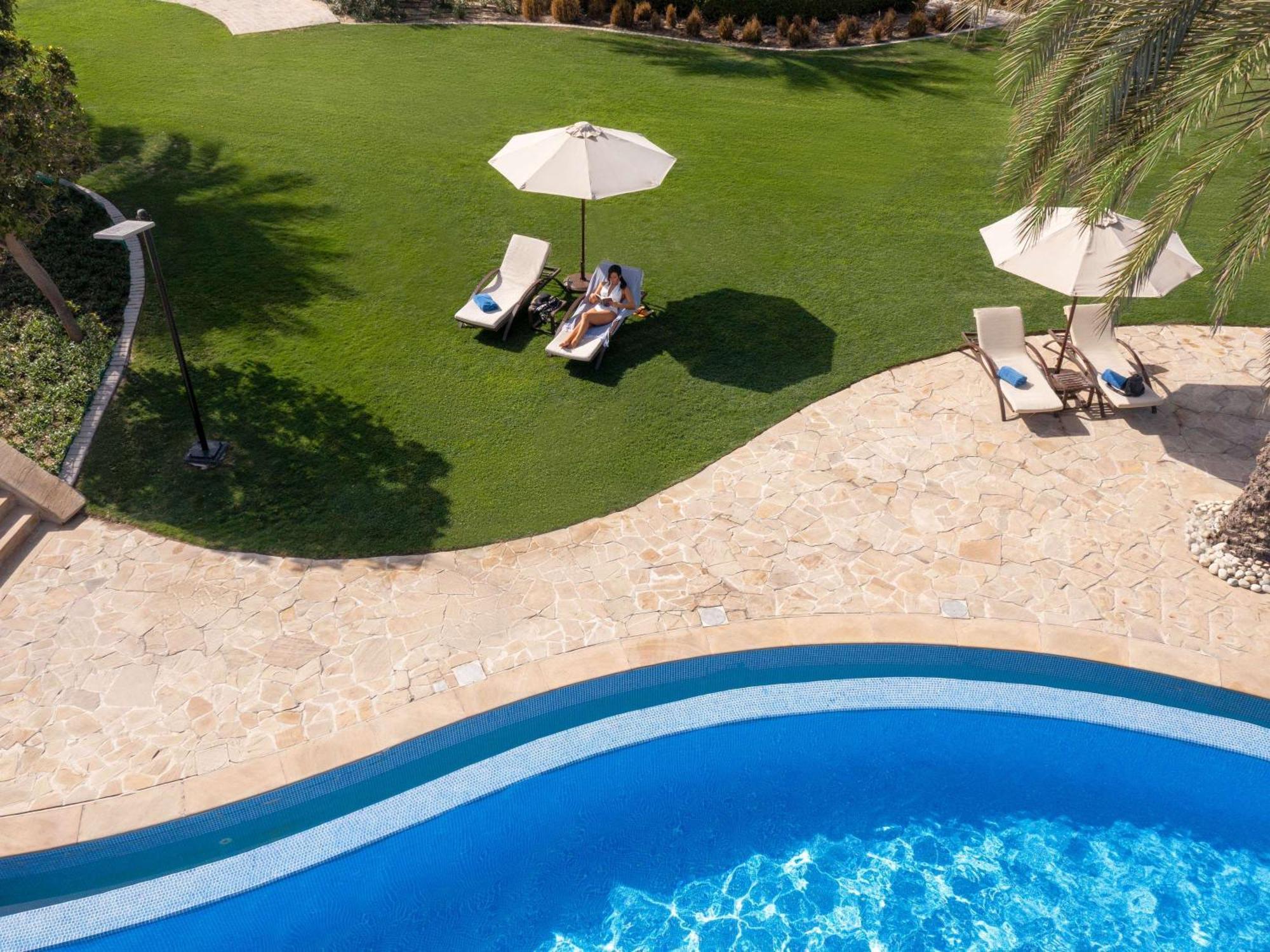 Sofitel Bahrain Zallaq Thalassa Sea & Spa Manama Extérieur photo Artificial grass at a resort
