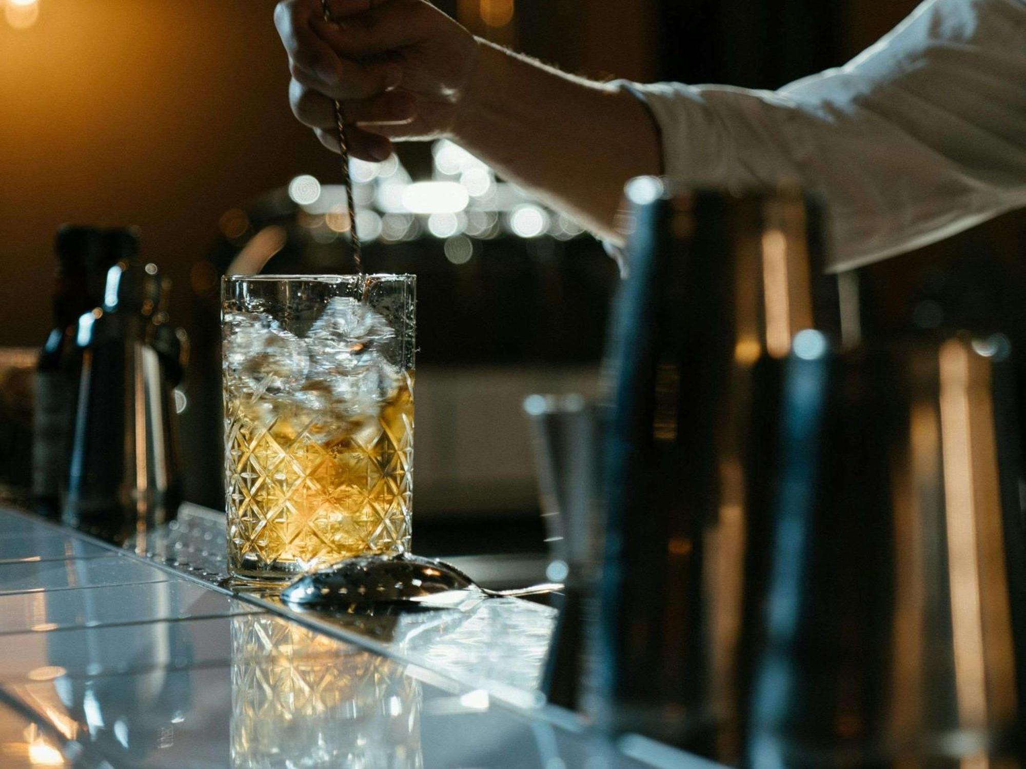 Sofitel Bahrain Zallaq Thalassa Sea & Spa Manama Extérieur photo A bartender adding ice to a glass