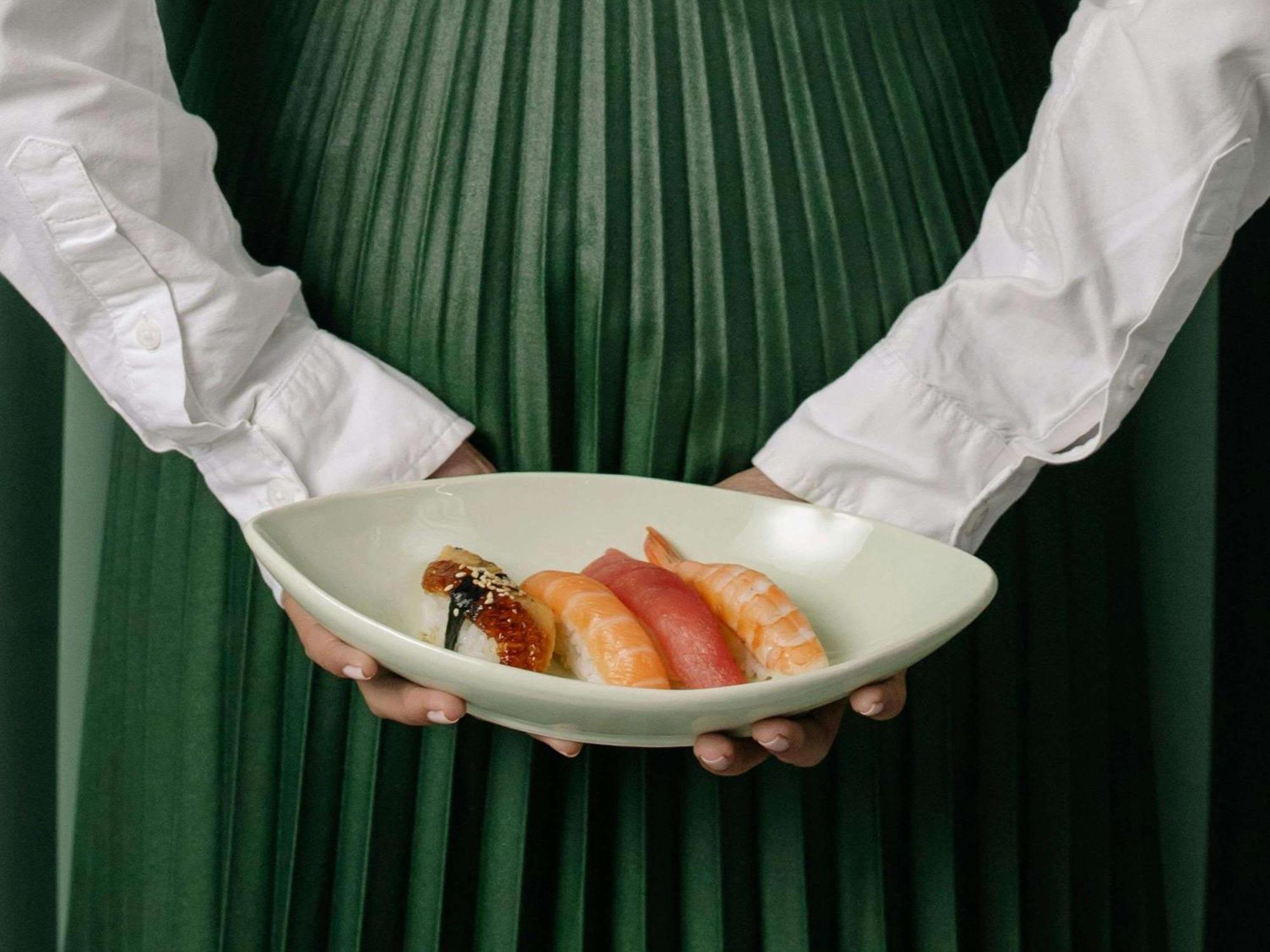 Sofitel Bahrain Zallaq Thalassa Sea & Spa Manama Extérieur photo A sushi chef holding a plate of sushi